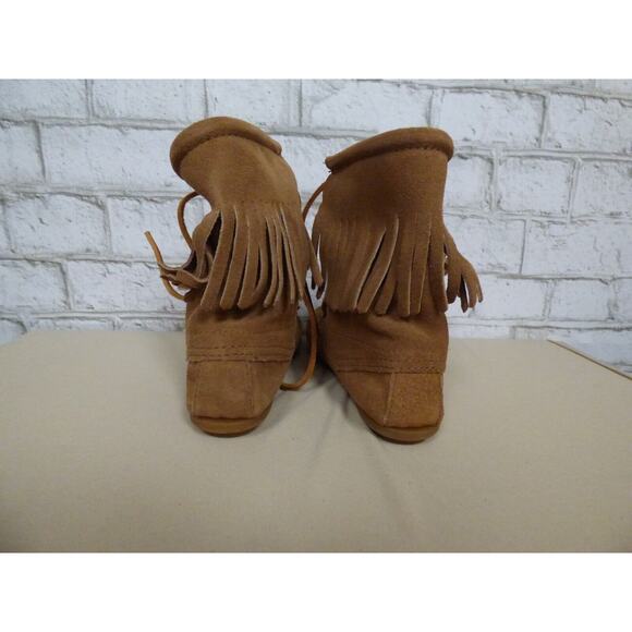 Minnetonka Women's Classic Fringe Dusty Brown Hard Sole Lace Up Boot 4 NEW - Picture 4 of 5